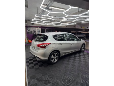 2015 Nissan Pulsar - view 4