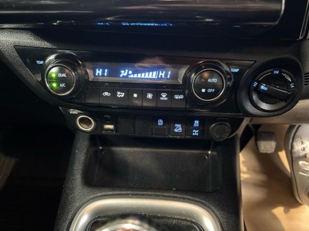 2022 Toyota Hilux 2.4 SR5 DOUBLE CAB 4DR €33,995 thumbnail