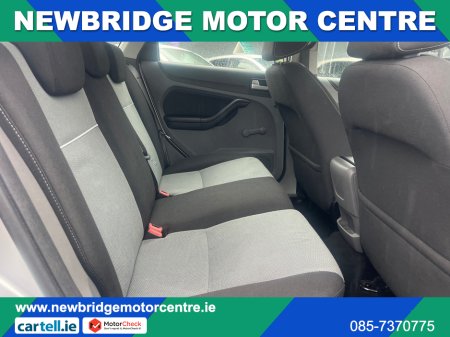 2010 Ford Focus - thumbnail 10