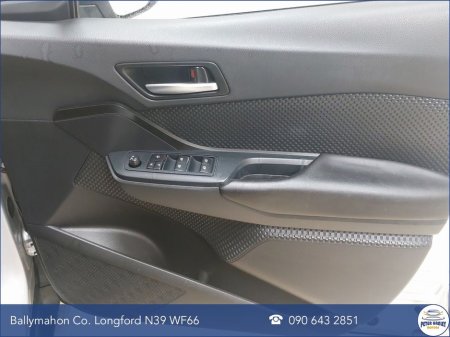 2019 Toyota C-HR 1.8 HYBRID LUNA €19,450 thumbnail