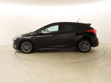 2017 Ford Focus - thumbnail 4