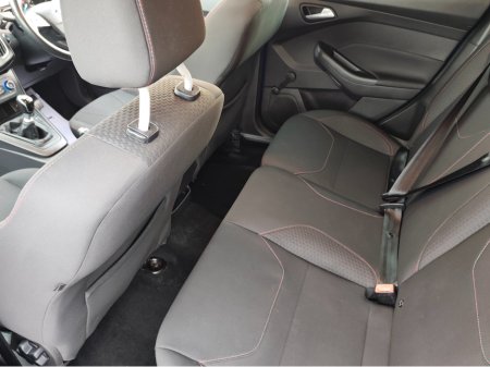 2016 Ford Focus - thumbnail 10