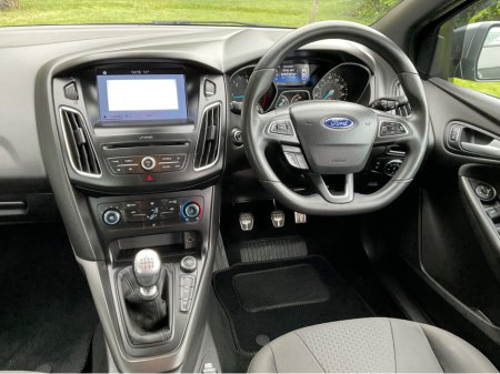 2017 Ford Focus - thumbnail 15