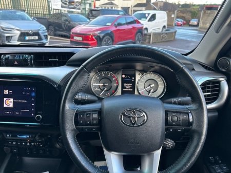 2025 Toyota Hilux HILUX 2.8 SR5 DOUBLE CAB €48,000 thumbnail