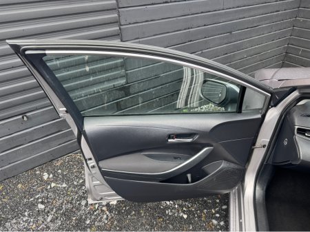 2021 Toyota Corolla 1.8 HYBRID SALOON €18,995 thumbnail