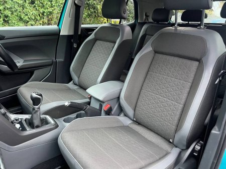 2020 Volkswagen T-Cross R-LINE 1.6 TDI // APPLE CARPLAY/ANDROID AUTO // MULTIFUNCTIONAL STEERING WHEEL // 17" ALLOYS €19,900 thumbnail