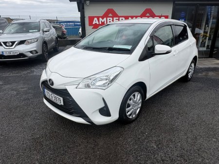 2017 Toyota Yaris - thumbnail 2