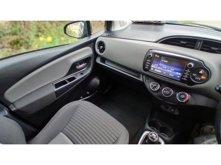 2020 Toyota Yaris - thumbnail 11