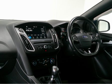 2018 Ford Focus - thumbnail 15