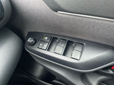 2025 Toyota Yaris Cross 1.5 Hybrid Luna thumbnail