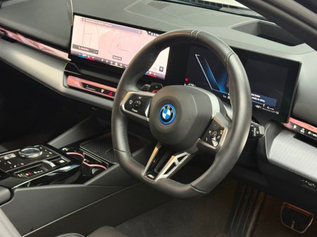 2025 BMW 5 Series - thumbnail 10