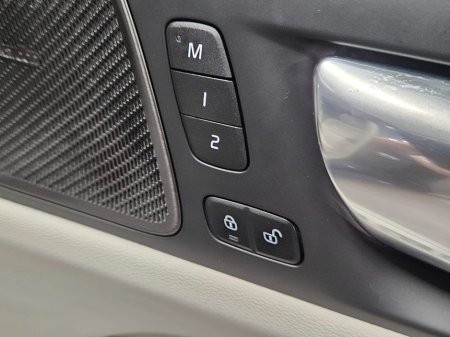 2022 Volvo V60 PHEV T8 (455hp) Ultimate Dark AWD €27,950 thumbnail