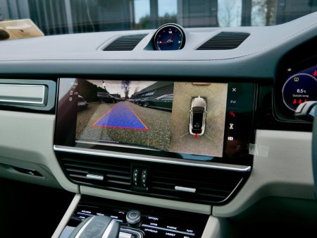 2023 Porsche Cayenne 3.0 V6 E-Hybrid 4WD Auto €87,950 thumbnail