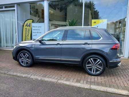 2023 Volkswagen Tiguan 2.0 TDI 150HP Elegance, Dolphin Grey, €39,950 thumbnail