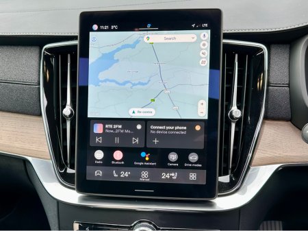 2025 Volvo XC90 MULBERRY RED / PLUS DARK T8 PHEV AWD AUTO PLUS €78,950 thumbnail