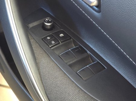 2024 Toyota Corolla Hybrid Luna H/B Automatic €28,950 thumbnail