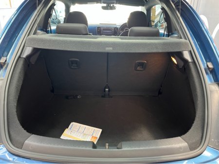 2017 Volkswagen Beetle - thumbnail 8