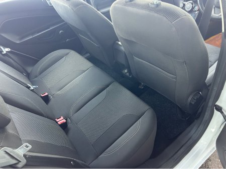 2016 Ford Fiesta - photo 2