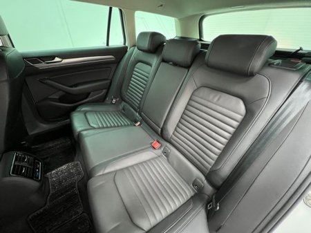 2020 Volkswagen Passat - view 4