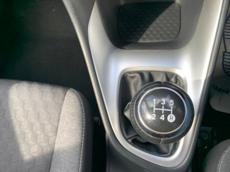 2023 Toyota Yaris - thumbnail 22