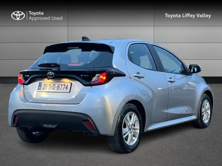 2025 Toyota Yaris - thumbnail 2