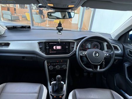 2022 Volkswagen T-Roc Design 1.0 TSI M6F 110HP 5DR €25,950 thumbnail