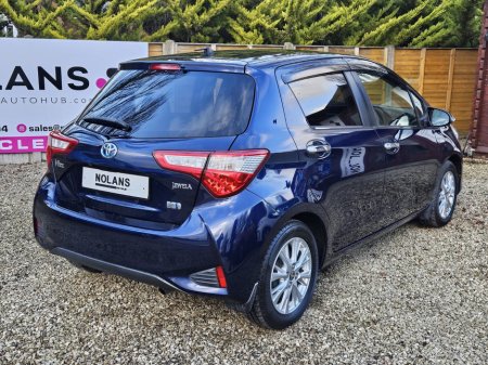 2017 Toyota Vitz - thumbnail 10