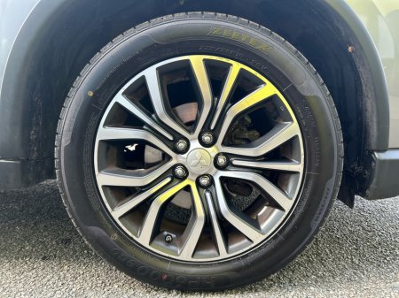 2017 Mitsubishi Outlander - thumbnail 5