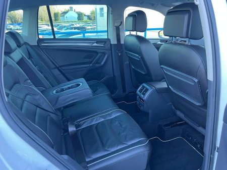 2018 Volkswagen Tiguan HIGHLINE 2.0 TDI 4MOTION // LEATHER HEATED SEATS // DIGITAL CLUSTER //360 SURROUND PARKING CAMERAS €26,900 thumbnail