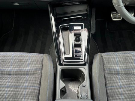 2025 Volkswagen Golf GTE TSI MK 8.5 LONGER RANGE €41,995 thumbnail