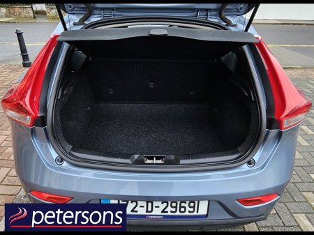 2017 Volvo V40 2.0 D2 MOMENTUM NAV + 120BHP 5DR €12,950 thumbnail