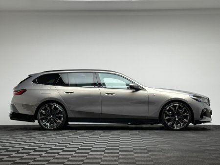 2025 BMW 5 Series - thumbnail 8