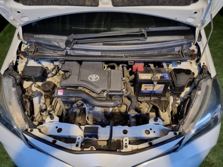 2015 Toyota Vitz - thumbnail 9