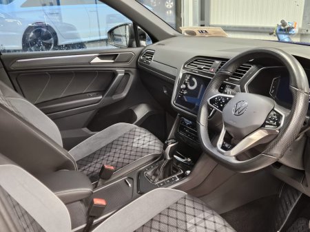 2024 Volkswagen Tiguan TIGUAN R-LINE 2.0TDI DSG 150HP €49,950 thumbnail