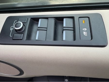 2018 Land Rover Discovery 2.0 TD4 SE 180PS €25,950 thumbnail