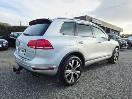 2015 Volkswagen Touareg - view 3