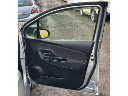 2019 Toyota Vitz Yaris 1.0L Petrol Automatic Push Start immobiliser  (6177) €12,495 thumbnail