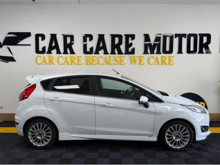 2015 Ford Fiesta - view 3