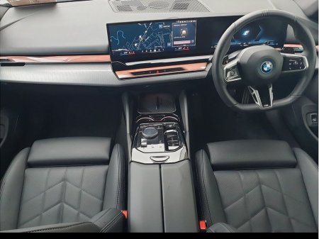 2025 BMW 5 Series - thumbnail 4