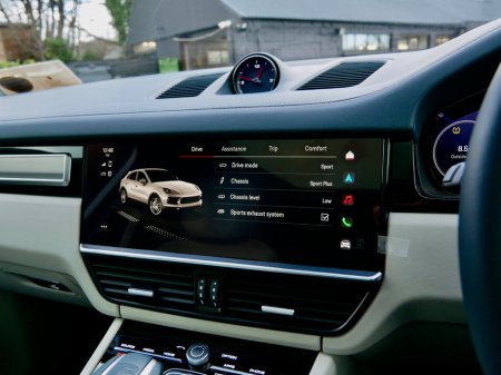 2023 Porsche Cayenne 3.0 V6 E-Hybrid 4WD Auto €87,950 thumbnail