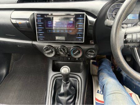 2016 Toyota Hilux - thumbnail 11