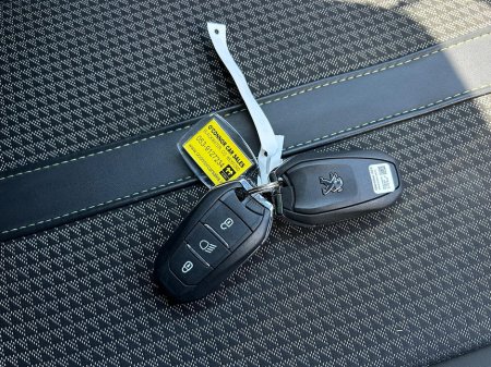 2023 Peugeot 2008 - thumbnail 25