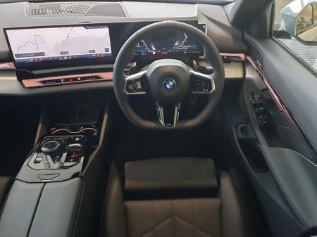 2026 BMW 5 Series - thumbnail 5