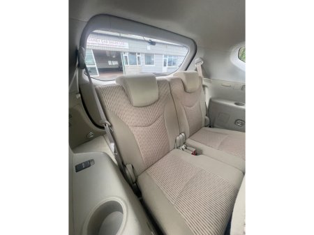 2015 Toyota Prius Alpha - thumbnail 12