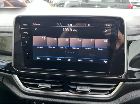 2022 Volkswagen T-Roc R-LINE AUTOMATIC 2.0 DIESEL //HIGH SPEC////HEATED SEATS//ADAPTIVE CRUISE CONTROL//KEYLESS ENTRY//REVERSE CAMERA// €29,950 thumbnail