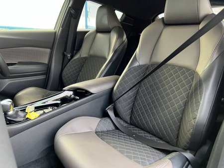 2019 Toyota C-HR 1.8 HYBRID // SERVICE HISTORY // TOP VIEW PARKING CAMERAS // DUAL ZONE CLIMATE CONTROL €19,900 thumbnail