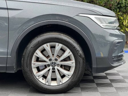 2023 Volkswagen Tiguan LIFE 1.4 HYBRID // DIGITAL CLUSTER // APPLE CARPLAY/ANDROID AUTO // DUAL ZONE CLIMATE CONTROL €31,900 thumbnail