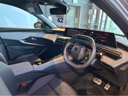 2026 Peugeot 5008 ALLURE 73KWH 210BHP 4DR €51,950 thumbnail