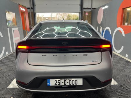 2025 Toyota Prius - thumbnail 3