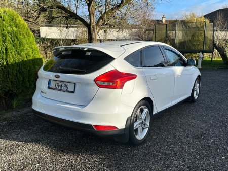 2017 Ford Focus - thumbnail 4